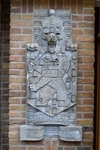 Sculptuur naast de ingang; van de hand van Willem Brouwer. 
              <br/>
              Bob Lodewijks, 2012-06-23